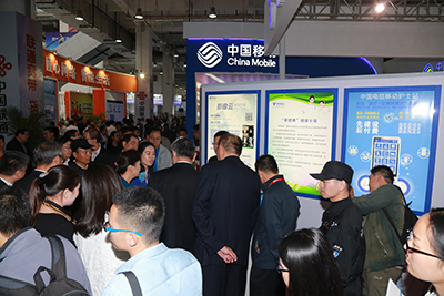 天坦移動醫(yī)、護(hù)亮相信博會，展臺前人頭攢動