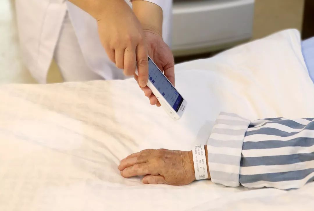 首發(fā)丨走進智慧病房，用科技托起生命的重量